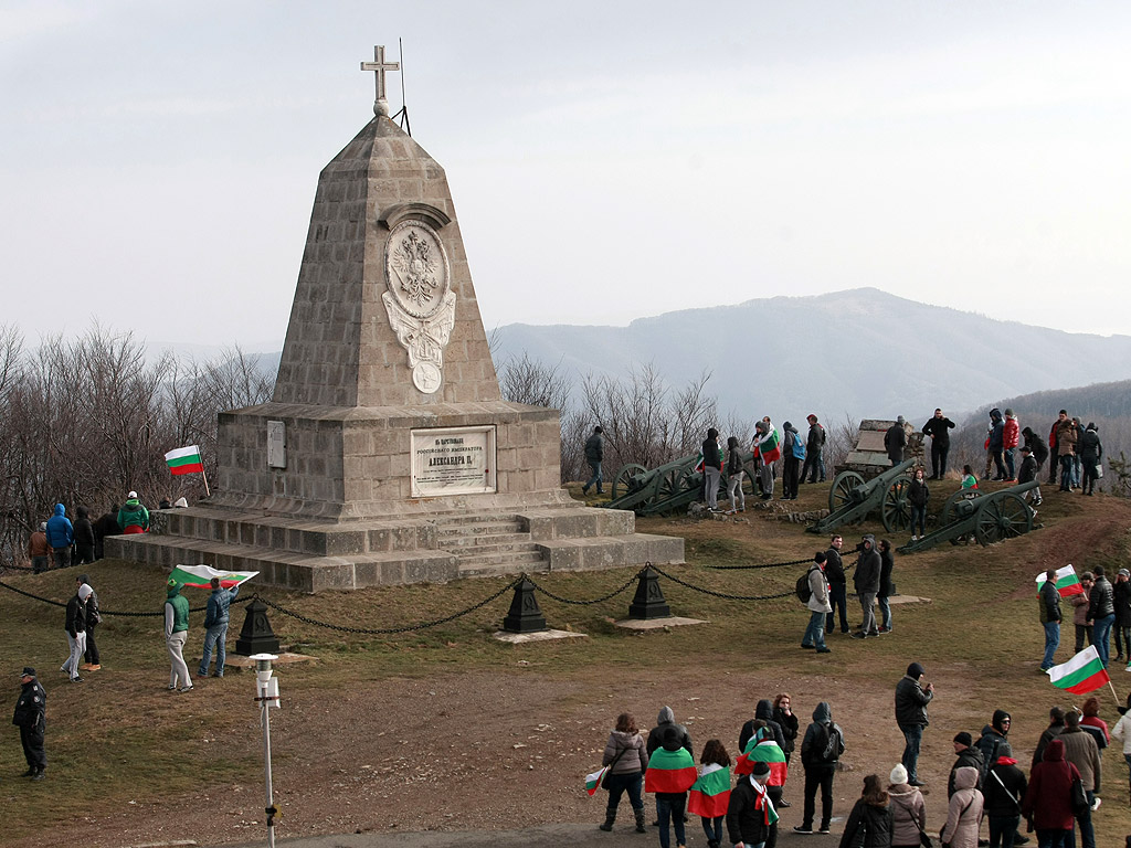 За националния празник 3 март десетки хиляди българи днес се качиха на връх Шипка, за да участват в тържествата по случай 138-мата годишнина от Освобождението на България от турско робство