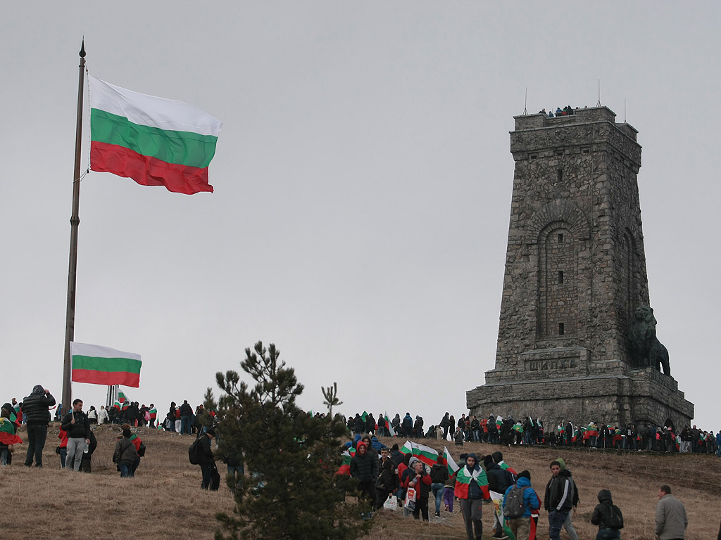 За националния празник 3 март десетки хиляди българи днес се качиха на връх Шипка, за да участват в тържествата по случай 138-мата годишнина от Освобождението на България от турско робство