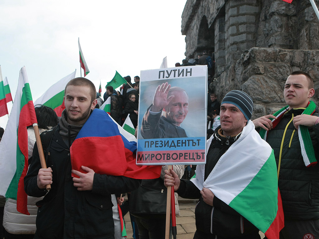 За националния празник 3 март десетки хиляди българи днес се качиха на връх Шипка, за да участват в тържествата по случай 138-мата годишнина от Освобождението на България от турско робство