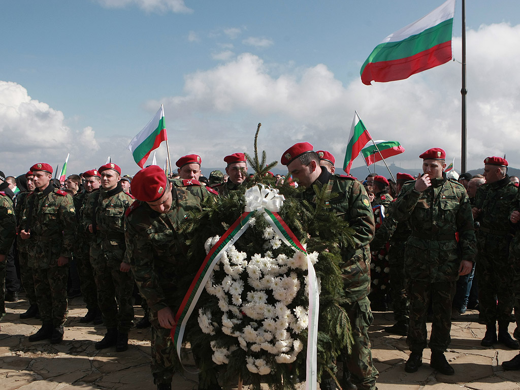 За националния празник 3 март десетки хиляди българи днес се качиха на връх Шипка, за да участват в тържествата по случай 138-мата годишнина от Освобождението на България от турско робство