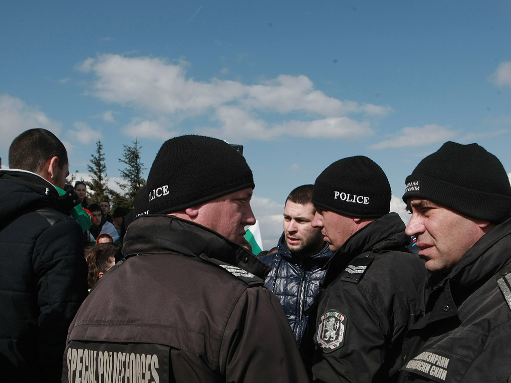 За националния празник 3 март десетки хиляди българи днес се качиха на връх Шипка, за да участват в тържествата по случай 138-мата годишнина от Освобождението на България от турско робство