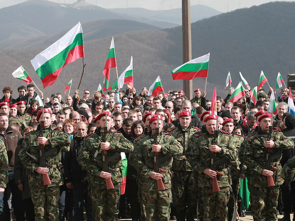 За националния празник 3 март десетки хиляди българи днес се качиха на връх Шипка, за да участват в тържествата по случай 138-мата годишнина от Освобождението на България от турско робство