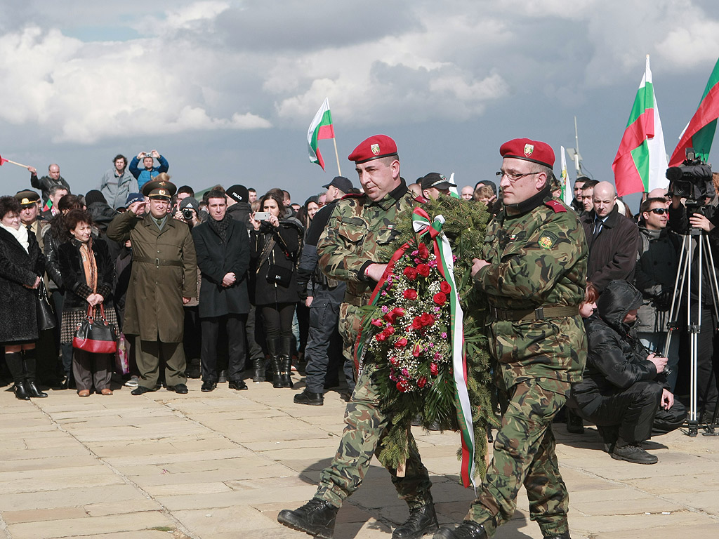 За националния празник 3 март десетки хиляди българи днес се качиха на връх Шипка, за да участват в тържествата по случай 138-мата годишнина от Освобождението на България от турско робство