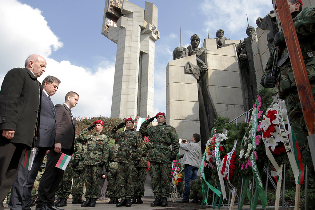 В деня, в който България чества 138 години от освобождението си, хиляди старозагорци съпроводиха националния трибагреник към хълма, на който българските опълченци развяват първото бойно знаме в историята на България. На „старозагорската Шипка“, както в града вече наричат Мемориалния комплекс „Бранителите на Стара Загора“, трикольорът се издигна на един от най-големите паметници в България - монумента „Самарското знаме“