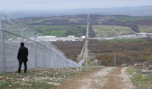 Два трупа на километър от границата с Турция