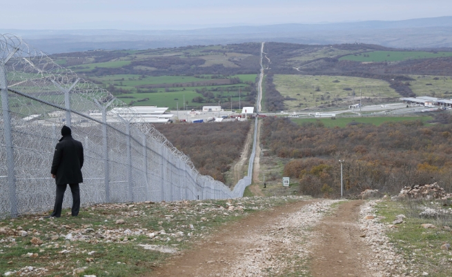 Два трупа на километър от границата с Турция