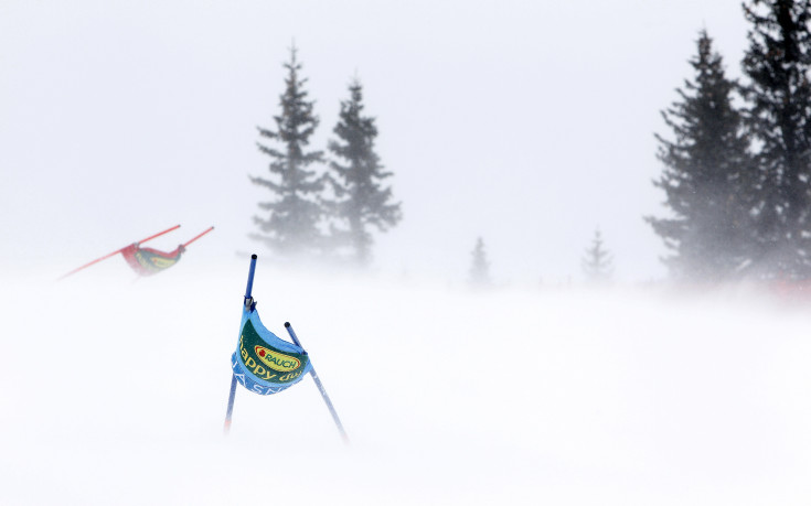 Силен вятър осуети гигантския слалом в Ясна