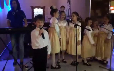 Вдъхновяващо: Деца изпяха химна на Левски при 15-годишнината на фен клуба в Ихтиман