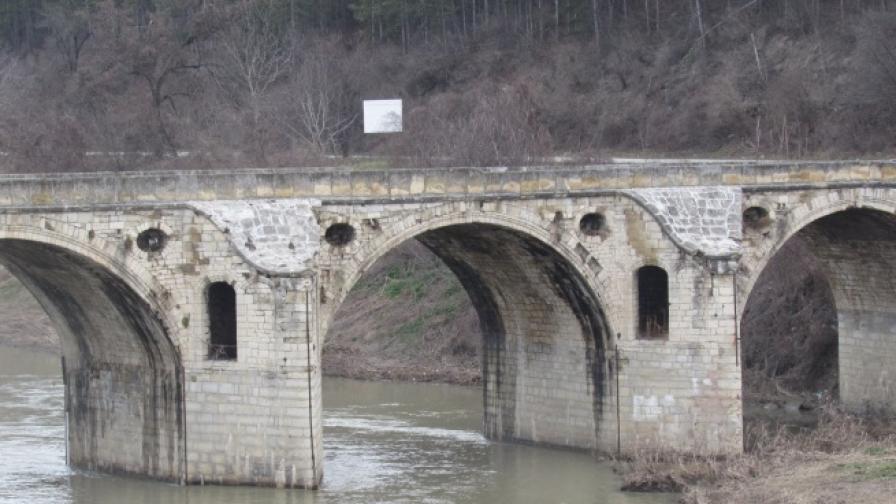 Мостът на Кольо Фичето в Бяла пред разруха