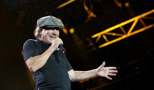 Вокалистът на "Ей Си/Ди Си" е заплашен от оглушаване