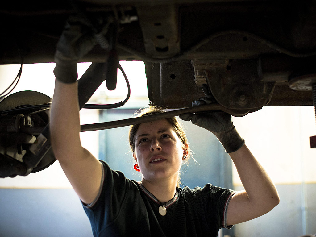 Девет унгарски жени професионалисти, които преследват кариера в професии, доминирани от мъжете.
