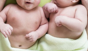 Медицинско чудо: Близнаци от двама различни бащи