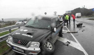 Тройна катастрофа между пикап и два автомобила