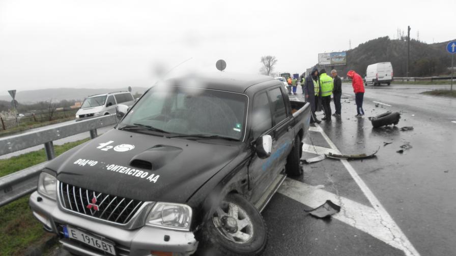 Тройна катастрофа между пикап и два автомобила