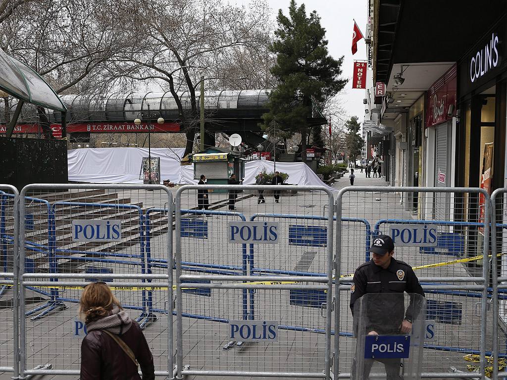 37 станаха жертвите при атентата в Анкара, извършен вчера. Един или двама от тях са терористите от колата-бомба, която се взриви в центъра на турската столица. 125 са ранените.