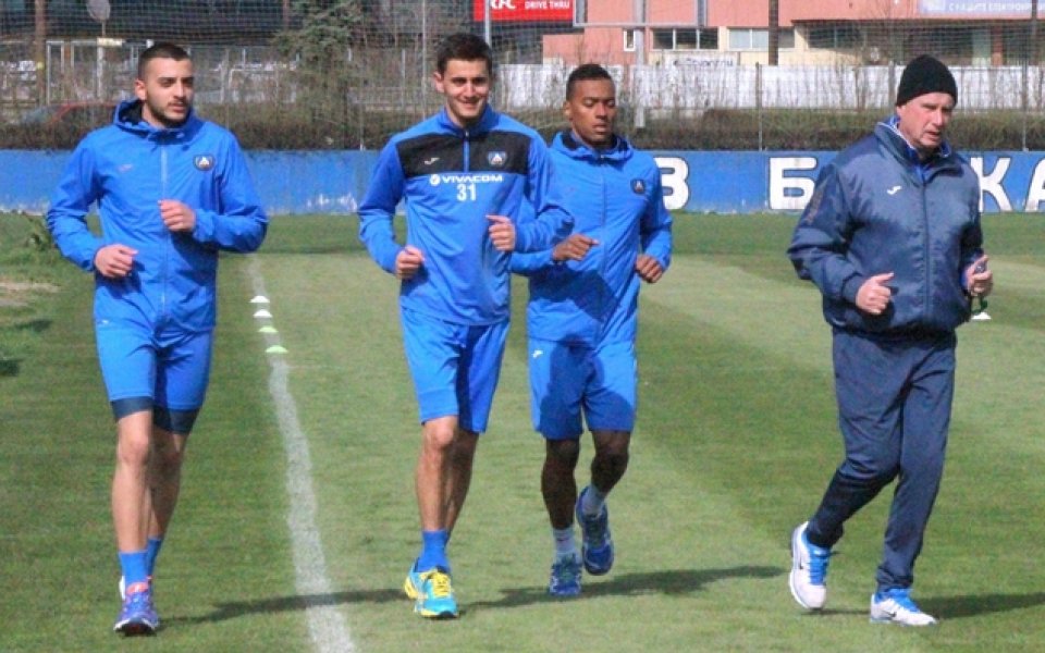 Александров тренира с топка, Костадинов и Де Ноойер са аут за Славия