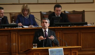 Парламентът разубеждава Плевнелиев за КС