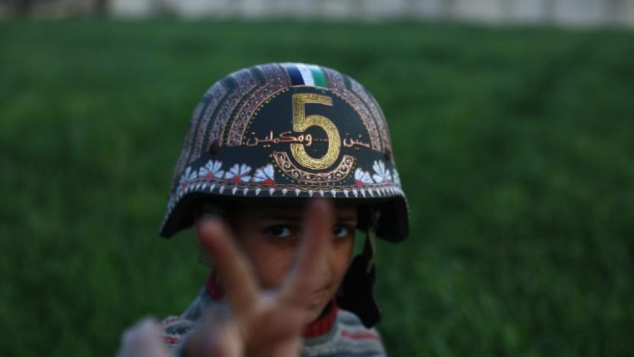 Сирийски деца сложиха изрисувани военни каски