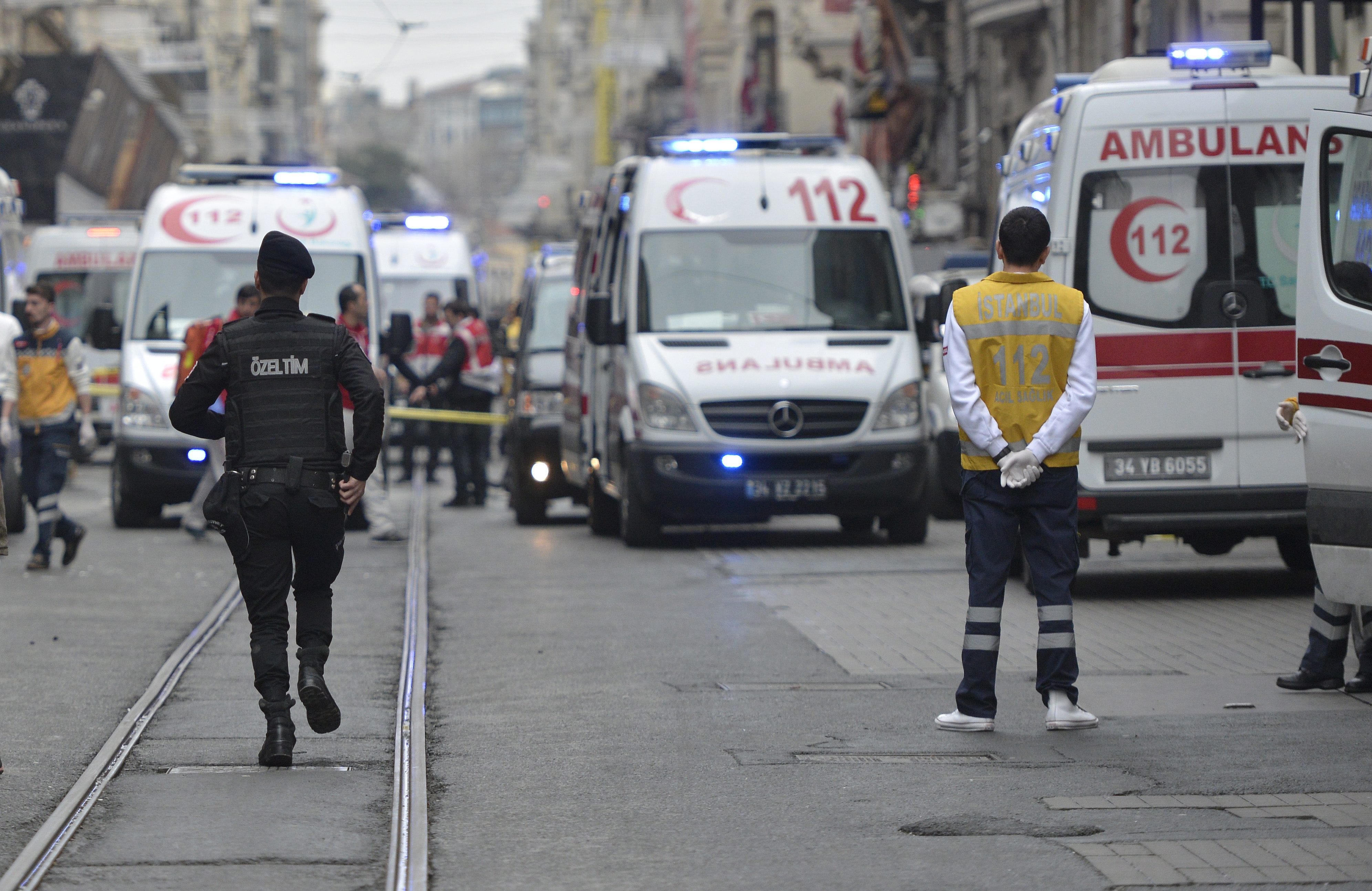Взрив разтърси днес главната пешеходна търговска улица в европейската част на Истанбул. АФП, позовавайки се на турски информационни канали, съобщава, че става дума за самоубийствен терористичен акт. Четирима души са жертвите (единият от тях е камикадзето), а 36 бяха ранени, седем от които тежко, съобщи турският министър на здравеопазването Мехмет Мюеззиноглу. Той посочи, че 12 от ранените са чужденци