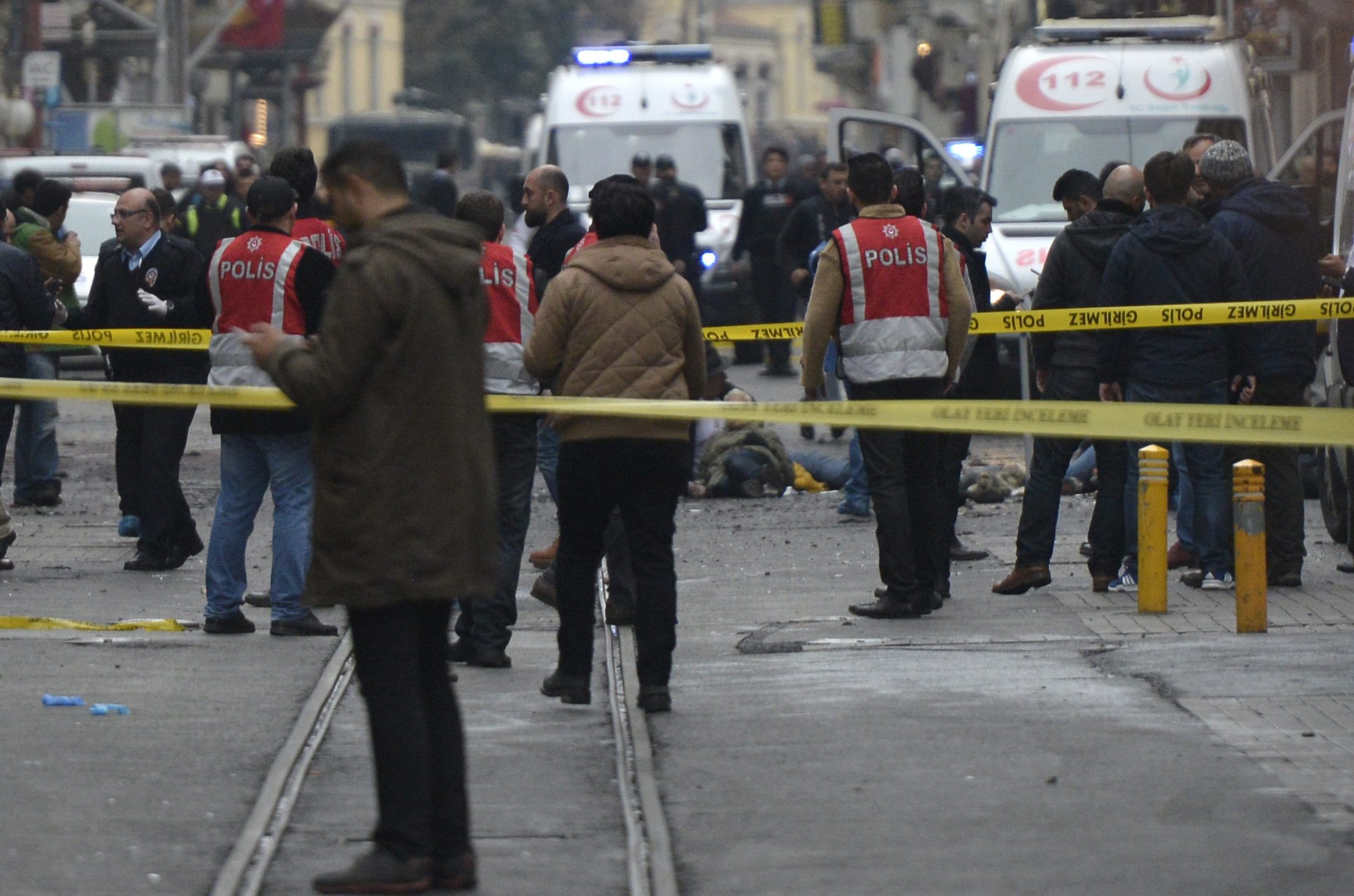 Взрив разтърси днес главната пешеходна търговска улица в европейската част на Истанбул. АФП, позовавайки се на турски информационни канали, съобщава, че става дума за самоубийствен терористичен акт. Четирима души са жертвите (единият от тях е камикадзето), а 36 бяха ранени, седем от които тежко, съобщи турският министър на здравеопазването Мехмет Мюеззиноглу. Той посочи, че 12 от ранените са чужденци