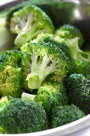 <p><strong>Броколи</strong></p>

<p>Броколите ви зареждат с витамини и минерали. Те са богати на витамини А, С и Е, фибри и много други антиоксиданти. Броколите са един от най-здравословните зеленчуци, които можете да сложите в чинията си.</p>

<p>Ключът към запазването на свойствата на този зеленчук е да преминат възможно най-слаба термична обработка. Приготвянето на пара е най-добрият начин да запазите повече хранителни вещества в храната.</p>