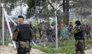 Подтикват бежанците в Гърция да пробият границата