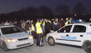 Двама пратиха полицай в болница