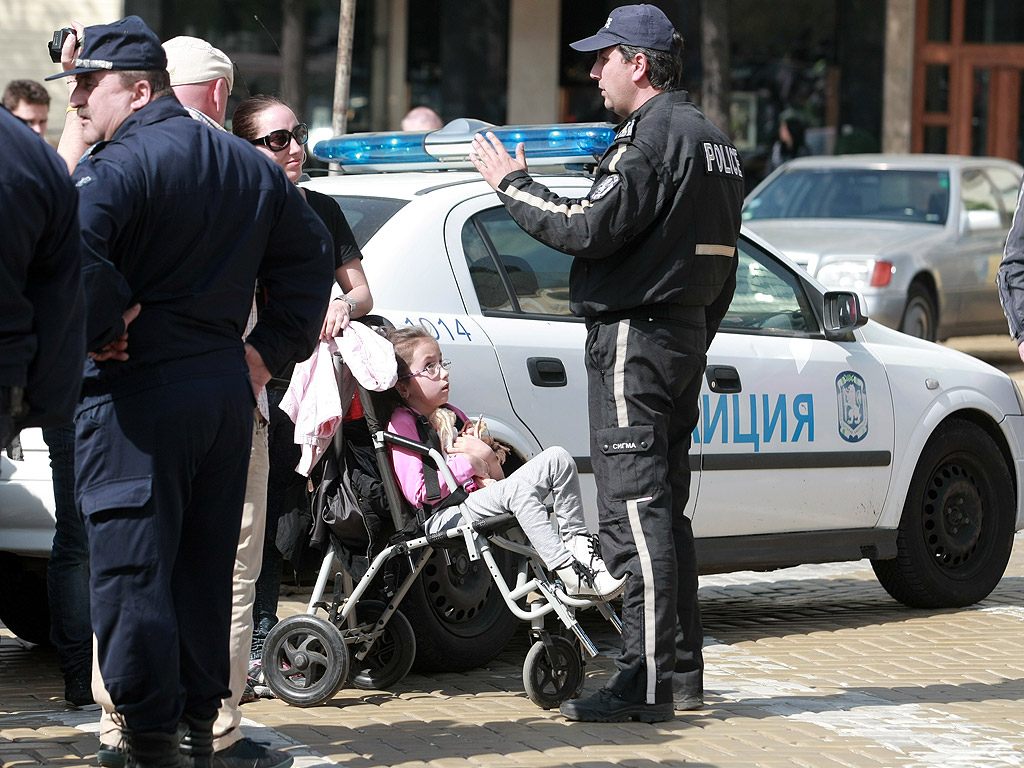 Близо 200 родители на деца с увреждания протестираха пред парламента. Те настояват за адекватна политика на държавата спрямо децата им. Протестиращите  родители събираха пари за нови коли на министрите