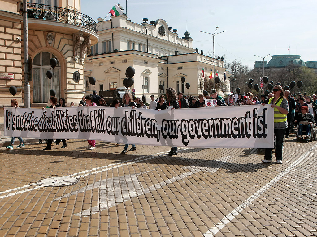 Близо 200 родители на деца с увреждания протестираха пред парламента. Те настояват за адекватна политика на държавата спрямо децата им. Протестиращите  родители събираха пари за нови коли на министрите