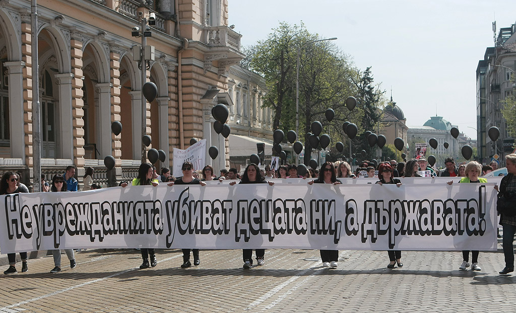 Близо 200 родители на деца с увреждания протестираха пред парламента. Те настояват за адекватна политика на държавата спрямо децата им. Протестиращите  родители събираха пари за нови коли на министрите