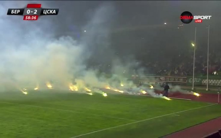 Феновете на Берое прекъснаха мача за кратко