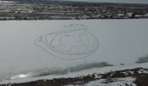 Вижте огромен портрет на Гагарин, издълбан в снега