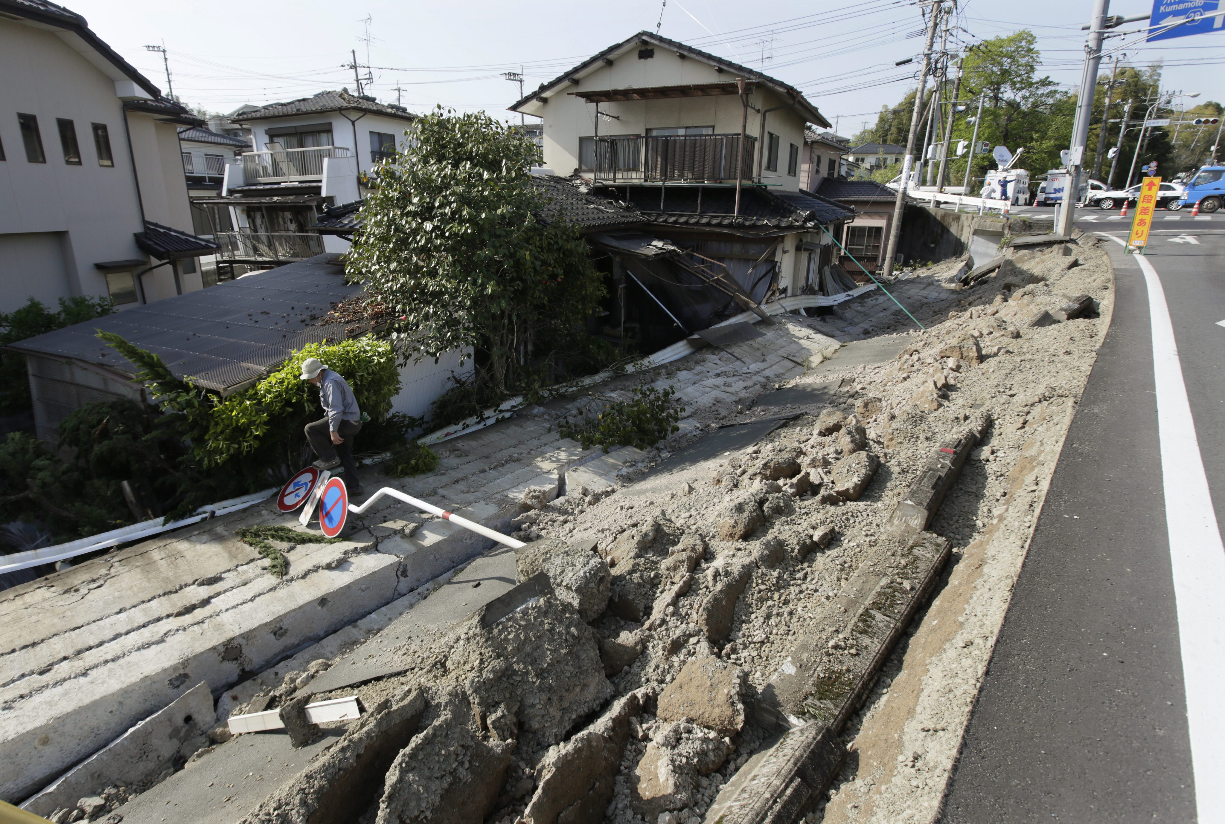 Дестки загинаха, а над 1500 души бяха ранени, след като в два поредни дни японският остров Кюшу беше разтърсен от стотици трусове, множество сгради и пътища бяха разрушени
