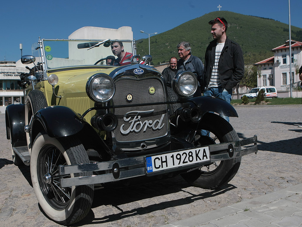 Парад на ретро автомобили в Сливен