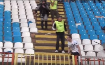 ВИДЕО: Луд “гробар“ се нахвърли сам на публиката на Звезда