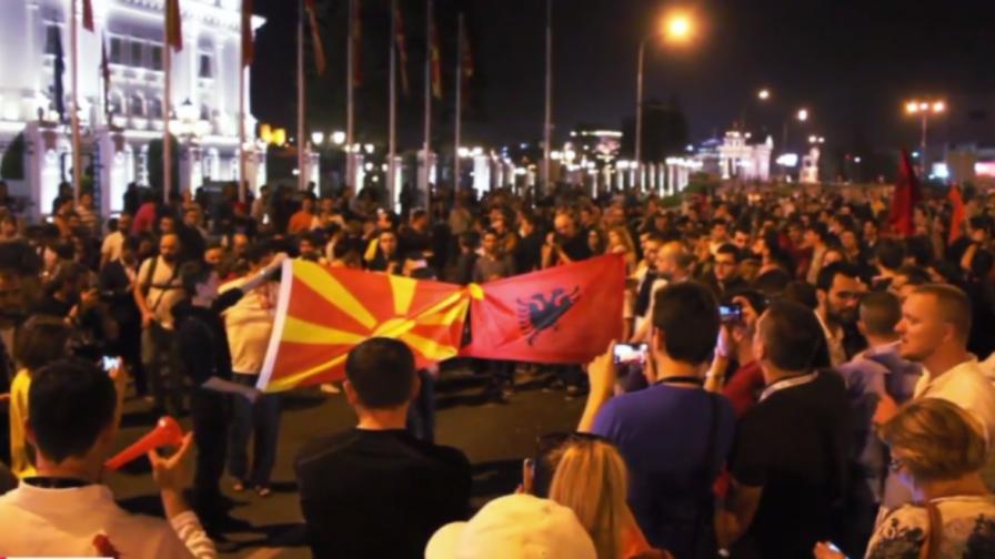 Пяна и яйца на най-големия протест в Скопие