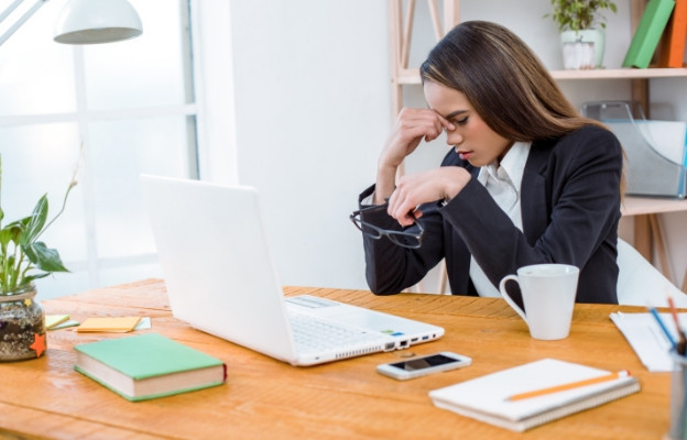 Стрес - главоболията, причинени от стрес, обикновено се случват след дълги часове работа и натрупване през седмицата, но обикновено пикът е след събуждане в събота. Спадането на нивата на хормона на стреса причинява бързо отделяне на химически вещества в мозъка, които първо стягат кръвоносните съдове, а след това ги разширяват. Просто решение е да се избягват повече от 8 часа сън и да се прибави повече релаксиране през седмичните дни. Йога, дълбоко дишане и масажи също помагат.