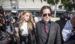 Тя бе обвинена, че заедно с известния си съпруг е внесла на континента две кучета - йоркширски териери, без да уведоми ветеринарните власти.