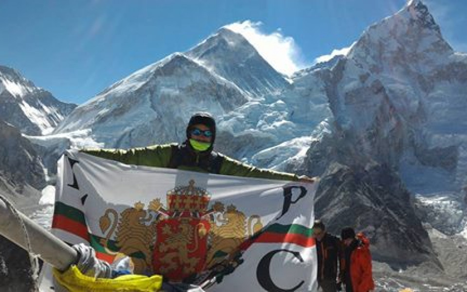 Фен на Локо Пд развя знаме на тима в подножието на Еверест