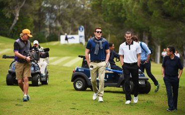 Бейл изуми, контузил се по време на голф