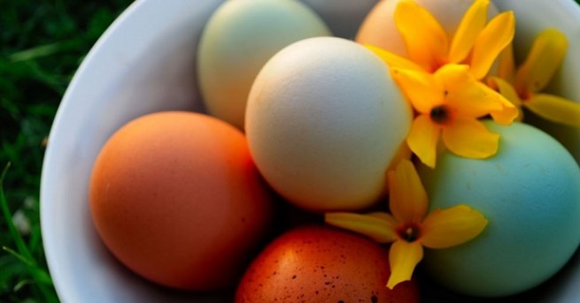 Боядисването на яйцата е най забавната част от празника Знаем ли