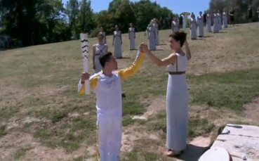 ВИДЕО: Огънят за Игрите в Рио лумна в Древна Олимпия