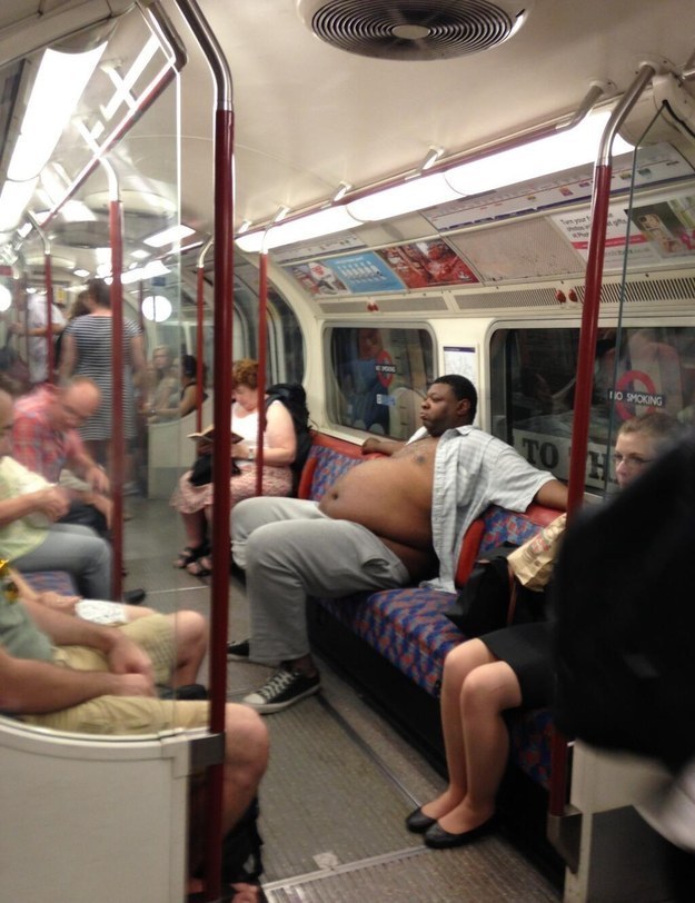 Да се съблечеш в метрото така, сякаш си почиваш сам на дивана в хола