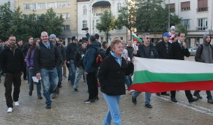 Депутатите работиха 15 часа, отвън полицията арестува