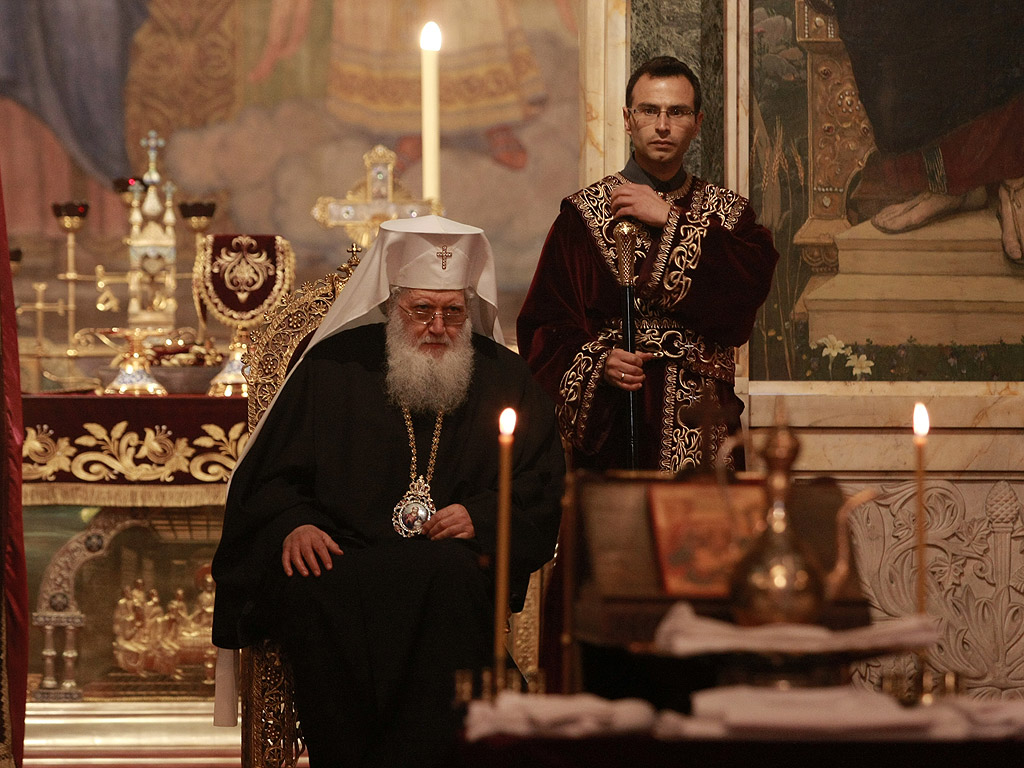 На Велики четвъртък в Храм-паметник „Св. Александър Невски”, гр. София, с благословението на патриарх Неофит, архимандрит Дионисий уми нозете на 12 деца от Първо помощно училище в София - 12, колкото е и броят на апостолите.