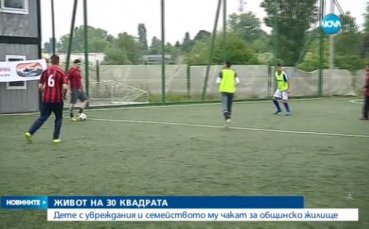 ВИДЕО: Десетки момчета играят футбол в подкрепа на нуждаещо се дете
