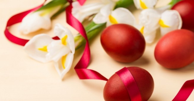 Червеното яйце е знак за Възкресението на Христос. Народите са
