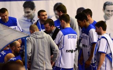 Чака се последният полуфиналист при баскетболистите