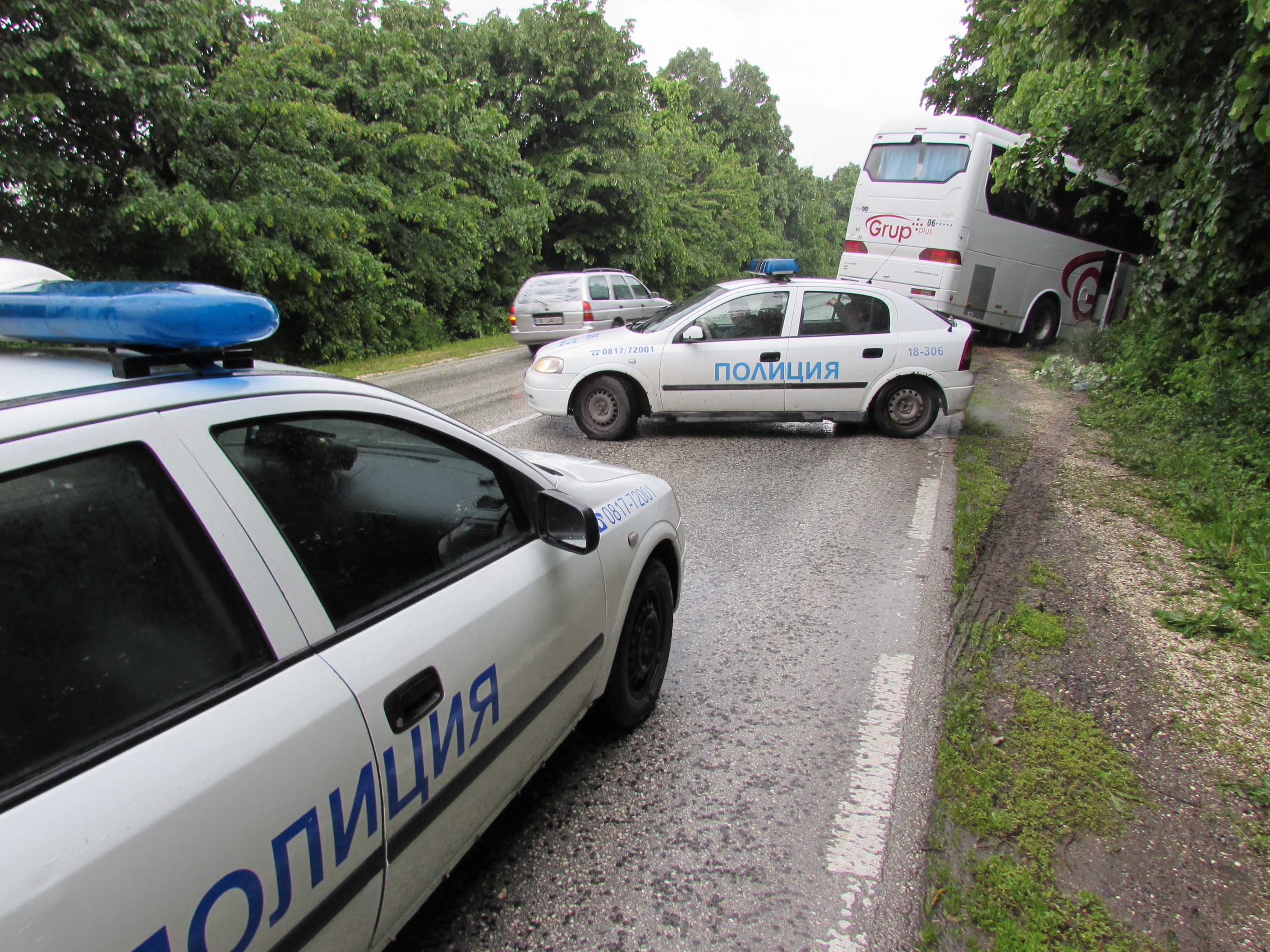 Автобусът е пътувал по направление София-Букурещ. Малко преди разклона за село Обретеник, по думите на шофьора, той е бил засечен от насрещно движещ се тир. За да избегне сблъсъка, водачът се е отклонил вдясно. Заради мокрия път автобусът е поднесъл и се е ударил в крайпътно дърво.