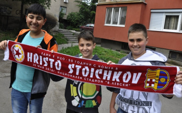 Специални шалове за юбилея на Стоичков